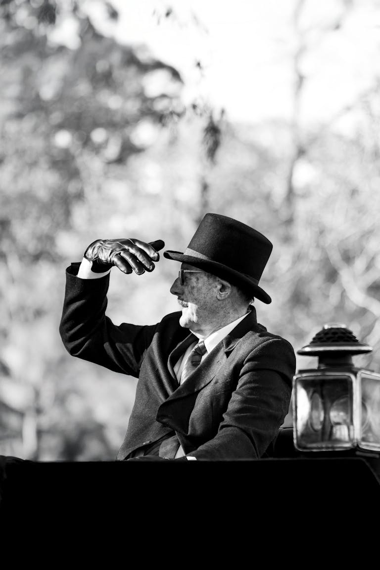 Black and white portrait of a coachman in Chascomús, Buenos Aires, Argentina, wearing a top hat.